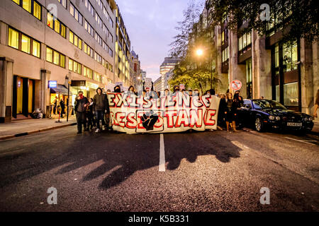 Messa le proteste degli studenti e dei disordini civili di Londra contro aumenta in università tasse universitarie. Foto Stock