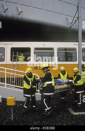 Servizio di emergenza a un esercizio sul Tyne e Wear sistema di metropolitana Foto Stock