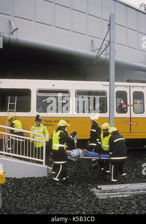 Servizio di emergenza a un esercizio sul Tyne e Wear sistema di metropolitana Foto Stock