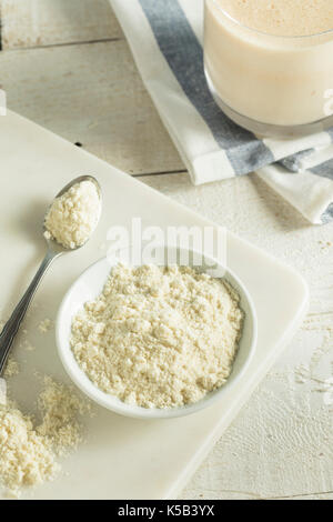 Bianco organico vaniglia proteine in polvere in un recipiente Foto Stock