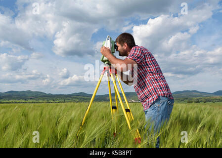 Giovane geometra in un campo di grano Foto Stock