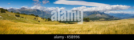 Vista panoramica sulla vallata Champsaur in estate da Gleize Pass. Hautes-Alpes, meridionale delle Alpi Francesi, regione PACA, Francia Foto Stock