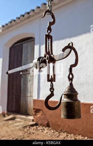 Appendere antichi steelyard romana su una farm house, Badajoz, Spagna Foto Stock