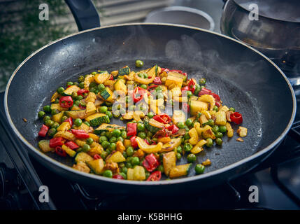 La frittura colorata di verdure fresche in padella Foto Stock