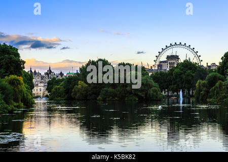 Il London eye visto da St James park Foto Stock