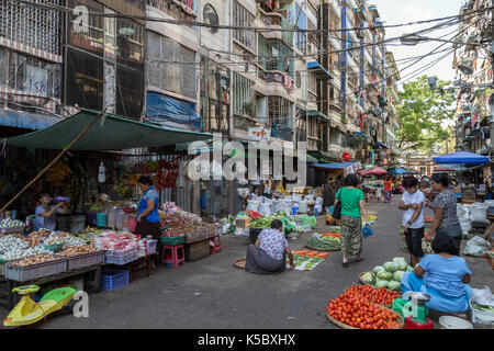 Molte specie di ortaggi freschi venduti e persone in un mercato di strada sulla 26th street nel centro di Yangon, Myanmar (Birmania). Foto Stock