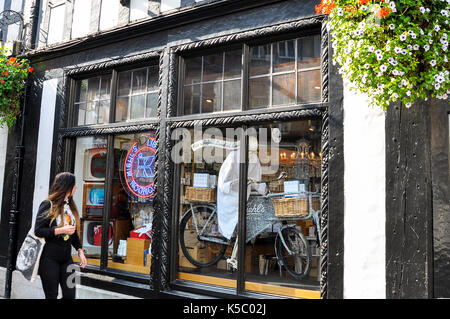 Finestra di donna shopping al Liberty of London department store Foto Stock