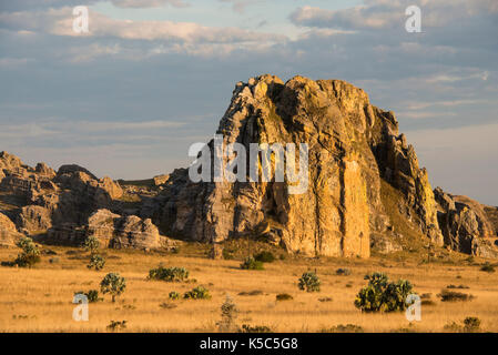 Formazioni di arenaria che fuoriescono dalla prateria, Isalo National Park, Madagascar Foto Stock