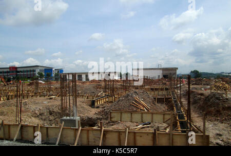 Messa a terra dell'edificio il fascio in costruzione. Realizzato da acciaio per cemento armato e lo stampo realizzato a partire dal legno e legno compensato. Costruito dai lavoratori. Foto Stock