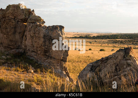 Formazioni di arenaria che fuoriescono dalla prateria, Isalo National Park, Madagascar Foto Stock