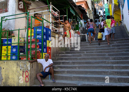 Scena di strada a Morro Dona Marta una delle numerose favelas di Rio de Janeiro, Brasile Foto Stock