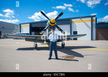 Windsor, Canada - 10 settembre 2016: air show e open house per storico militari e civili di aeromobili al Windsor Aviation Museum. Foto Stock