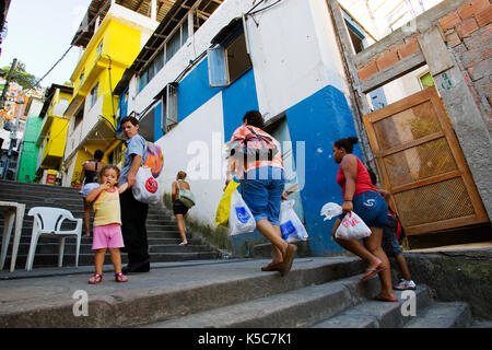 Scena di strada a Morro Dona Marta una delle numerose favelas di Rio de Janeiro, Brasile Foto Stock