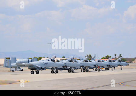 Avieri del 122Fighter Wing, Indiana Air National Guard insieme con 12 del 122ND è un-10c Thunderbolt II fighter aircraft arrivati alla Nellis AFB Foto Stock