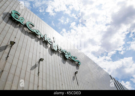 Un cartello con il logo all'esterno di un centro commerciale El Corte Inglés a Barcellona, Spagna, il 24 agosto 2017. Foto Stock