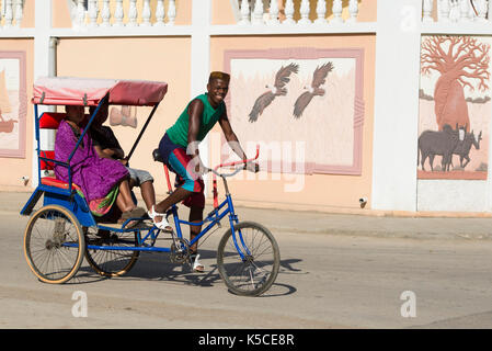 Pousse-pousse, mezzi di trasporto principali di Toliara, Madagascar Foto Stock