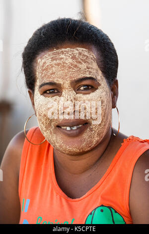 Donna con tradizionalmente faccia mascherata, Toliara, Madagascar Foto Stock