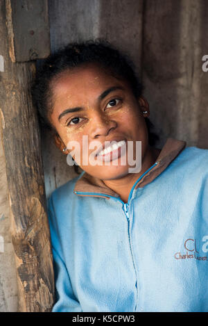 Donna con tradizionalmente faccia mascherata, Toliara, Madagascar Foto Stock