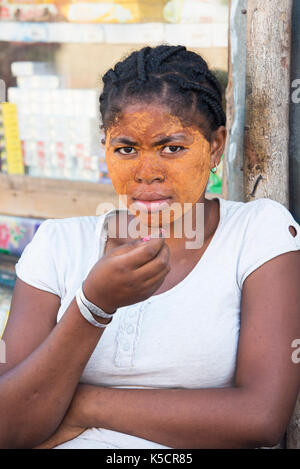 Donna con tradizionalmente faccia mascherata, Toliara, Madagascar Foto Stock