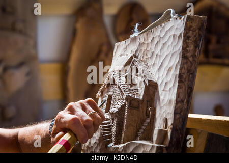 Dettaglio del Caucaso in persone di mezza età sculteur lavorando su legno, luce naturale Foto Stock