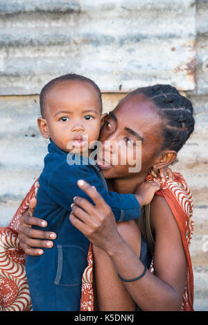 La madre e il bambino, Toliara, Madagascar Foto Stock