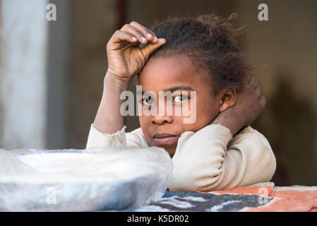 Ragazza giovane, Toliara, Madagascar Foto Stock