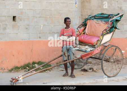 Pousse-pousse è il trasporto principale di Toliara, Madagascar Foto Stock