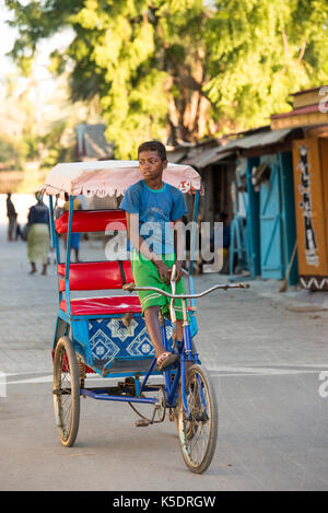 Pousse-pousse è il trasporto principale di Toliara, Madagascar Foto Stock