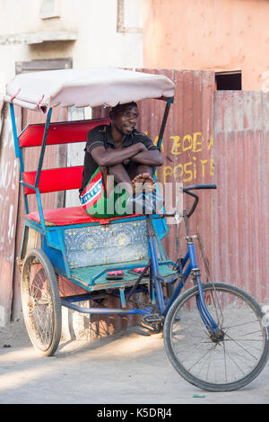 Pousse-pousse è il trasporto principale di Toliara, Madagascar Foto Stock