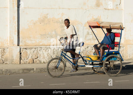 Pousse-pousse è il trasporto principale di Toliara, Madagascar Foto Stock