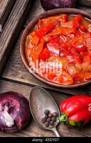 Lecso piatto nazionale della cucina ungherese con pepe e pomodoro Foto Stock