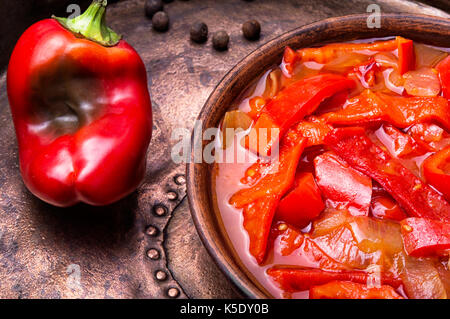 Lecso piatto nazionale della cucina ungherese con pepe e pomodoro Foto Stock