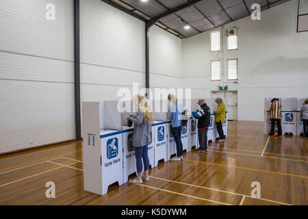 Persone che votano nelle elezioni dello Stato del NSW in Australia all'interno di un seggio elettorale a Sydney, Australia per le elezioni del governo dello Stato del NSW Foto Stock