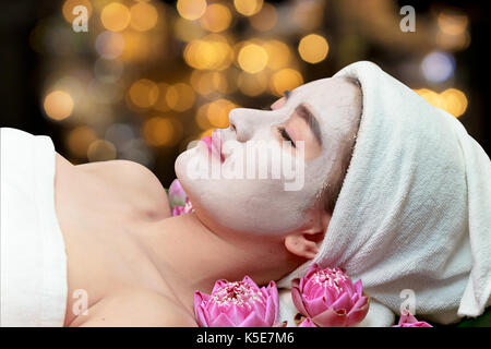 Giovane donna asiatica la ricezione di argilla maschera facciale a spa e salone di bellezza Foto Stock