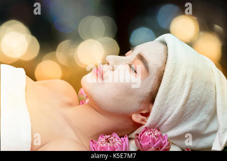 Giovane donna asiatica la ricezione di argilla maschera facciale a spa e salone di bellezza Foto Stock