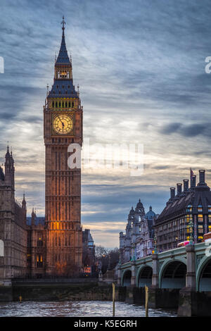 Londra, Inghilterra - il famoso Big ben e le Houses of Parliament con gli iconici autobus rossi a due piani sul Westminster Bridge al tramonto Foto Stock