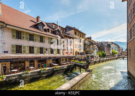 Annecy, Francia - 25 maggio 2016: vista del canale nel centro della città di Annecy, capitale della Haute Savoie provincia in Francia. Annecy è noto per essere chiamato th Foto Stock