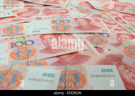 Pasticcio yuan cinese denaro 100 RMB sfondo con Mao Zedong ritratto il vecchio denaro Foto Stock