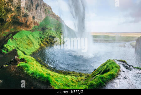 Cascata seljalandfoss al tramonto. ponte sopra il fiume. fantastica natura Islanda Foto Stock