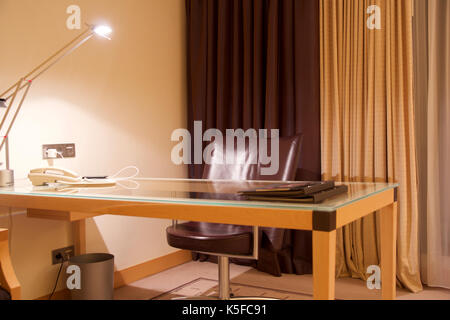 Vienna, Austria - aprile 28th, 2017: compatto ufficio moderno interni nel lussuoso hotel a cinque stelle e con una scrivania, Hilton suite penthouse Foto Stock