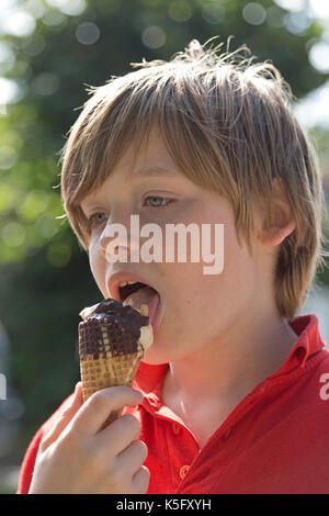 Giovane ragazzo a mangiare il gelato Foto Stock