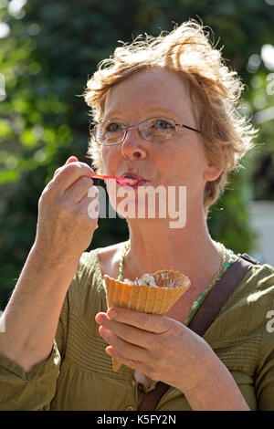 La donna a mangiare il gelato Foto Stock