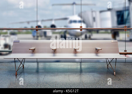 Airport lounge di partenza, aereo nell'sfondo sfocato, vacanze estive concetto, viaggiatore valigie in airport terminal area di attesa Foto Stock