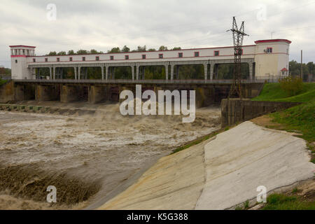 La diga idroelettrica sul fiume nel sud della Russia Foto Stock