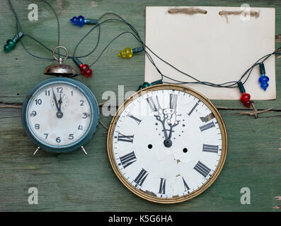 Orologio fatto a mano su sfondo bianco. Un orologio da un disco della  frizione per auto. Orologio nero con elementi dorati Foto stock - Alamy