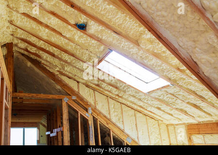 Termica e hidro isolamento interno parete di isolamento in casa di legno, edificio in costruzione Foto Stock