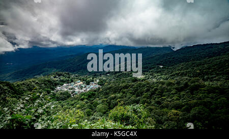 Si affacciano del villaggio hmong, il Doi Suthep-pui national park, Chiang Mai, Thailandia Foto Stock