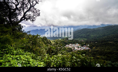 Si affacciano del villaggio hmong, il Doi Suthep-pui national park, Chiang Mai, Thailandia Foto Stock