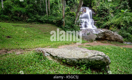 Monthathan cascata, il Doi Suthep-pui national park, Chiang Mai, Thailandia Foto Stock