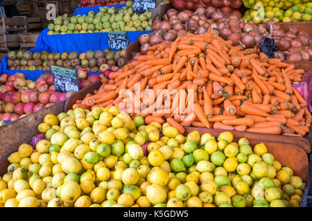 Pile di frutta e verdura per la vendita su un mercato a Valparaiso, Cile Foto Stock